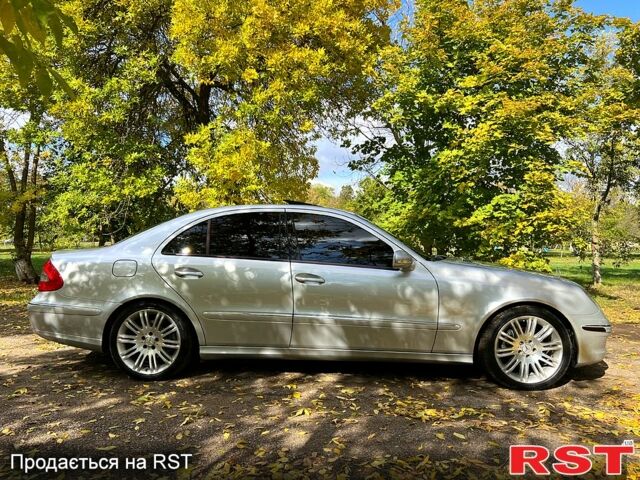 Серый Мерседес Е-Класс, объемом двигателя 2.1 л и пробегом 345 тыс. км за 11300 $, фото 2 на Automoto.ua