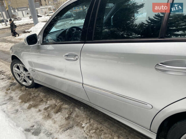 Сірий Мерседес Е-Клас, об'ємом двигуна 2.2 л та пробігом 259 тис. км за 9900 $, фото 15 на Automoto.ua