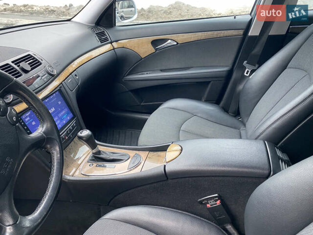Сірий Мерседес Е-Клас, об'ємом двигуна 2.2 л та пробігом 259 тис. км за 9900 $, фото 52 на Automoto.ua