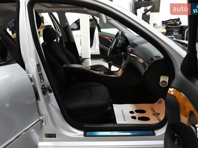 Сірий Мерседес Е-Клас, об'ємом двигуна 2.2 л та пробігом 194 тис. км за 14899 $, фото 81 на Automoto.ua