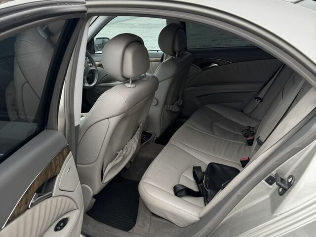 Сірий Мерседес Е-Клас, об'ємом двигуна 3 л та пробігом 380 тис. км за 4433 $, фото 5 на Automoto.ua