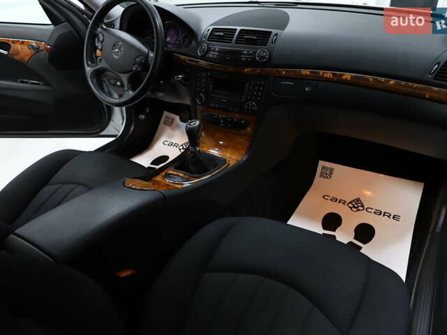 Сірий Мерседес Е-Клас, об'ємом двигуна 2.2 л та пробігом 194 тис. км за 14899 $, фото 79 на Automoto.ua