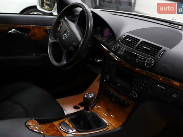 Сірий Мерседес Е-Клас, об'ємом двигуна 2.2 л та пробігом 194 тис. км за 14899 $, фото 76 на Automoto.ua