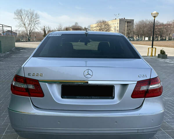 Сірий Мерседес Е-Клас, об'ємом двигуна 2.2 л та пробігом 171 тис. км за 12600 $, фото 3 на Automoto.ua