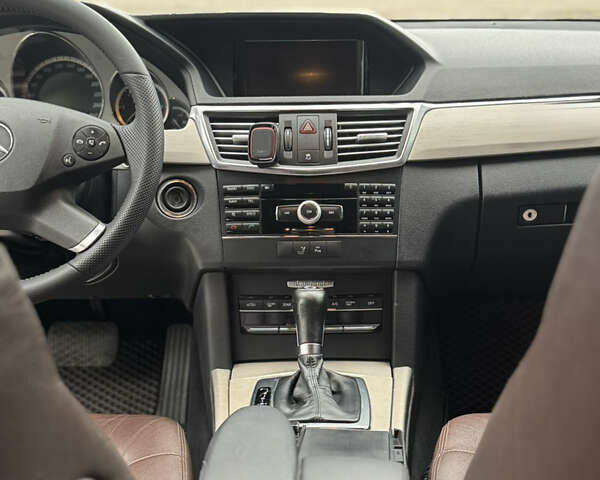 Мерседес Е-Клас 2010 у Києві на Automoto.ua Сірий Мерседес Е-Клас, об'ємом двигуна 2.14 л та пробігом 398 тис. км за 13900 $, фото 14 на Automoto.ua