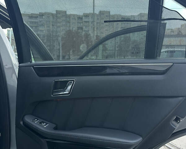 Сірий Мерседес Е-Клас, об'ємом двигуна 2.2 л та пробігом 246 тис. км за 12000 $, фото 6 на Automoto.ua