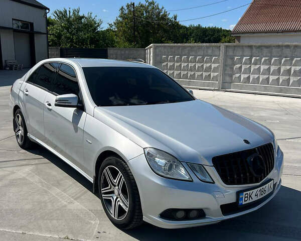 Мерседес Е-Класс 2010 в Белой Церкве на Automoto.ua Серый Мерседес Е-Класс, объемом двигателя 2.14 л и пробегом 270 тыс. км за 11000 $, фото 2 на Automoto.ua