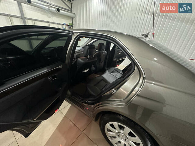 Серый Мерседес Е-Класс, объемом двигателя 2.2 л и пробегом 280 тыс. км за 11900 $, фото 6 на Automoto.ua