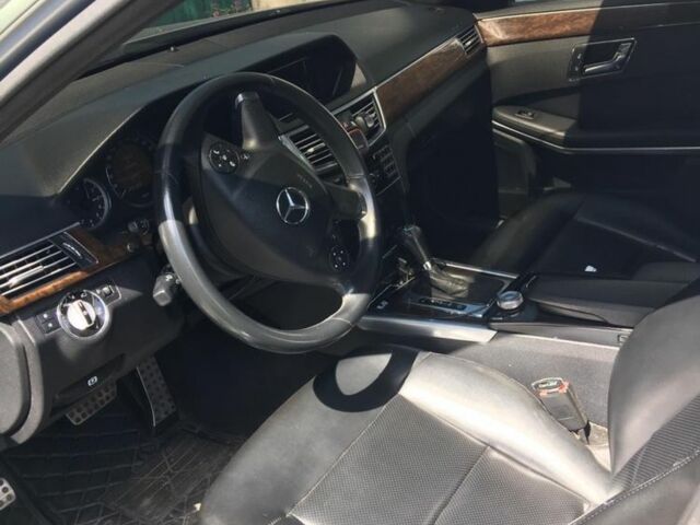 Серый Мерседес Е-Класс, объемом двигателя 2.1 л и пробегом 300 тыс. км за 11000 $, фото 6 на Automoto.ua