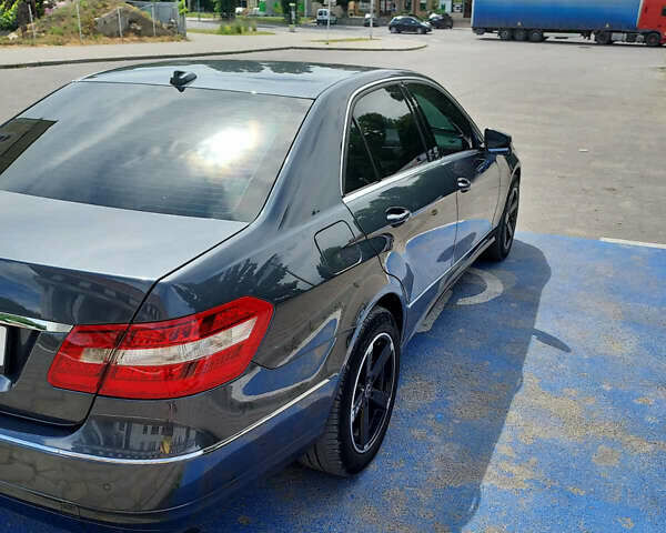 Сірий Мерседес Е-Клас, об'ємом двигуна 2.2 л та пробігом 200 тис. км за 12000 $, фото 5 на Automoto.ua