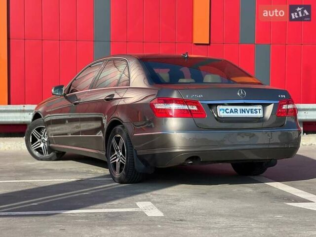 Серый Мерседес Е-Класс, объемом двигателя 2.2 л и пробегом 227 тыс. км за 15499 $, фото 5 на Automoto.ua