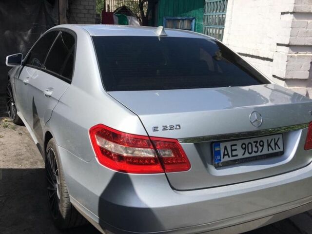 Серый Мерседес Е-Класс, объемом двигателя 2.1 л и пробегом 300 тыс. км за 11000 $, фото 5 на Automoto.ua