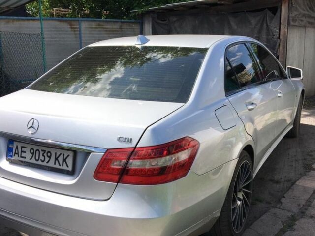 Серый Мерседес Е-Класс, объемом двигателя 2.1 л и пробегом 300 тыс. км за 11000 $, фото 1 на Automoto.ua