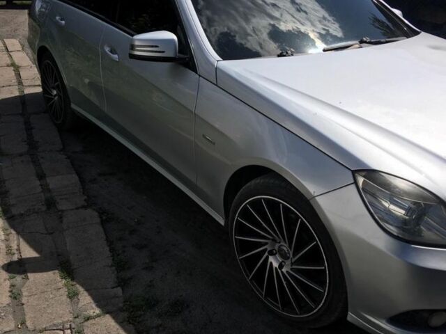 Серый Мерседес Е-Класс, объемом двигателя 2.1 л и пробегом 300 тыс. км за 11000 $, фото 3 на Automoto.ua