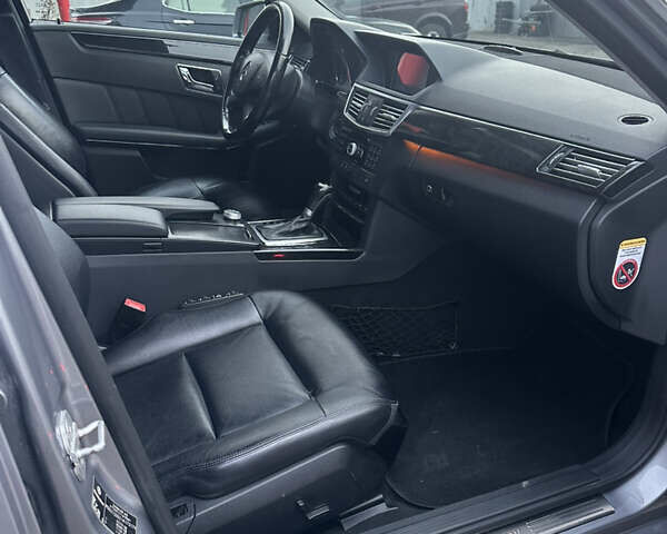 Сірий Мерседес Е-Клас, об'ємом двигуна 2.2 л та пробігом 246 тис. км за 11400 $, фото 11 на Automoto.ua