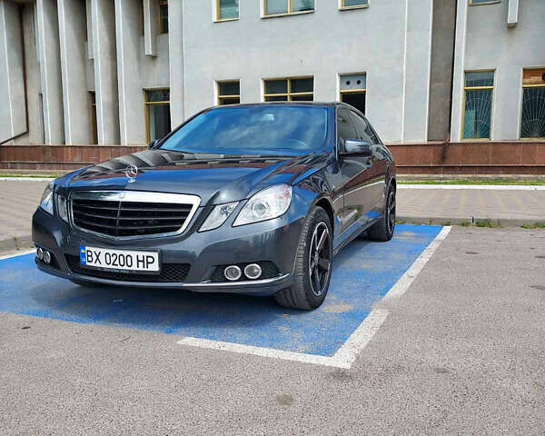 Сірий Мерседес Е-Клас, об'ємом двигуна 2.2 л та пробігом 200 тис. км за 12000 $, фото 1 на Automoto.ua