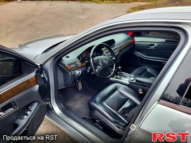 Серый Мерседес Е-Класс, объемом двигателя 2.1 л и пробегом 320 тыс. км за 13600 $, фото 4 на Automoto.ua