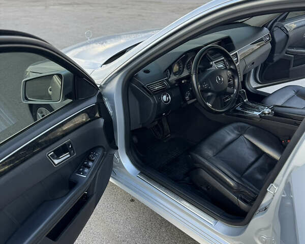 Сірий Мерседес Е-Клас, об'ємом двигуна 2.2 л та пробігом 325 тис. км за 12400 $, фото 9 на Automoto.ua