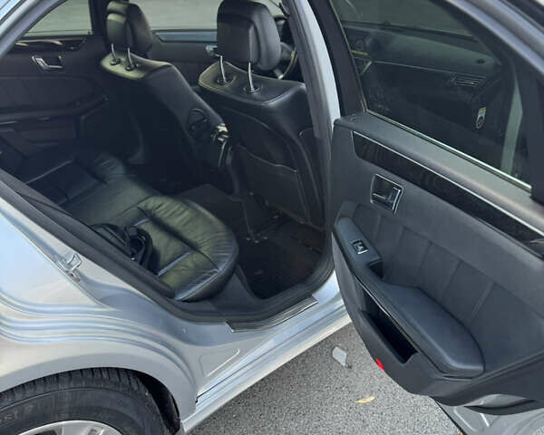 Сірий Мерседес Е-Клас, об'ємом двигуна 2.2 л та пробігом 325 тис. км за 12400 $, фото 4 на Automoto.ua