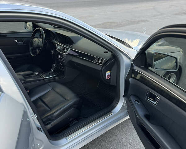 Сірий Мерседес Е-Клас, об'ємом двигуна 2.2 л та пробігом 325 тис. км за 12400 $, фото 8 на Automoto.ua