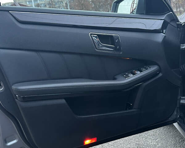 Сірий Мерседес Е-Клас, об'ємом двигуна 2.2 л та пробігом 246 тис. км за 12000 $, фото 41 на Automoto.ua