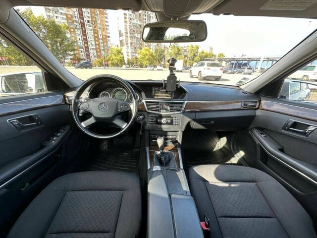 Серый Мерседес Е-Класс, объемом двигателя 2.1 л и пробегом 287 тыс. км за 9550 $, фото 9 на Automoto.ua