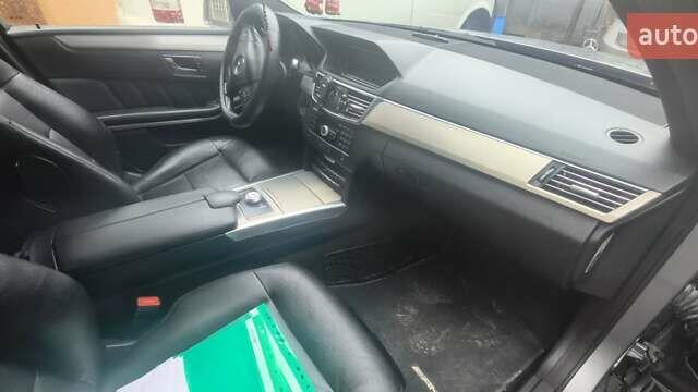 Серый Мерседес Е-Класс, объемом двигателя 2.2 л и пробегом 300 тыс. км за 11000 $, фото 7 на Automoto.ua