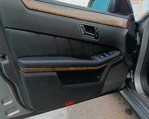 Сірий Мерседес Е-Клас, об'ємом двигуна 2.2 л та пробігом 230 тис. км за 12400 $, фото 18 на Automoto.ua