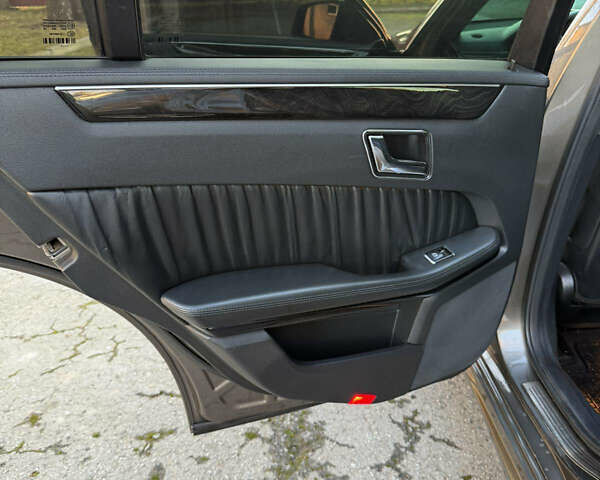 Сірий Мерседес Е-Клас, об'ємом двигуна 2.14 л та пробігом 385 тис. км за 10500 $, фото 13 на Automoto.ua