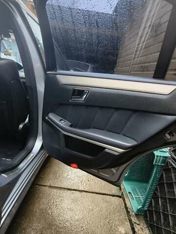 Серый Мерседес Е-Класс, объемом двигателя 2.2 л и пробегом 300 тыс. км за 11000 $, фото 12 на Automoto.ua