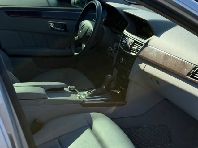 Серый Мерседес Е-Класс, объемом двигателя 1.8 л и пробегом 211 тыс. км за 12000 $, фото 15 на Automoto.ua