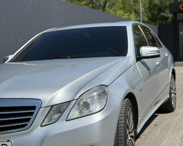 Серый Мерседес Е-Класс, объемом двигателя 2.99 л и пробегом 283 тыс. км за 13500 $, фото 1 на Automoto.ua