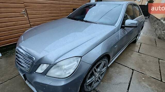 Серый Мерседес Е-Класс, объемом двигателя 2.2 л и пробегом 300 тыс. км за 11000 $, фото 2 на Automoto.ua