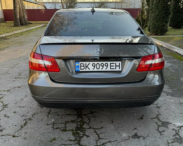 Сірий Мерседес Е-Клас, об'ємом двигуна 2.14 л та пробігом 385 тис. км за 10500 $, фото 6 на Automoto.ua