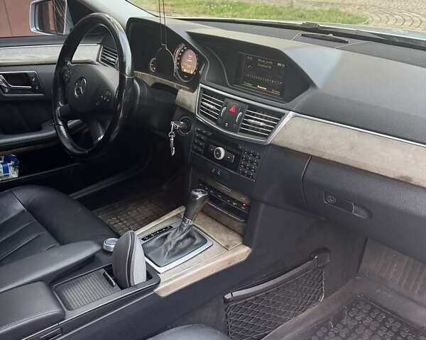 Серый Мерседес Е-Класс, объемом двигателя 1.8 л и пробегом 249 тыс. км за 12500 $, фото 6 на Automoto.ua