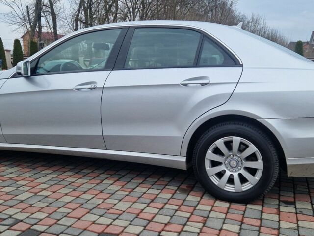 Серый Мерседес Е-Класс, объемом двигателя 2.2 л и пробегом 267 тыс. км за 13888 $, фото 1 на Automoto.ua