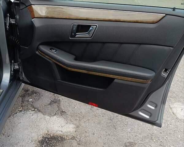 Сірий Мерседес Е-Клас, об'ємом двигуна 2.2 л та пробігом 230 тис. км за 12400 $, фото 25 на Automoto.ua