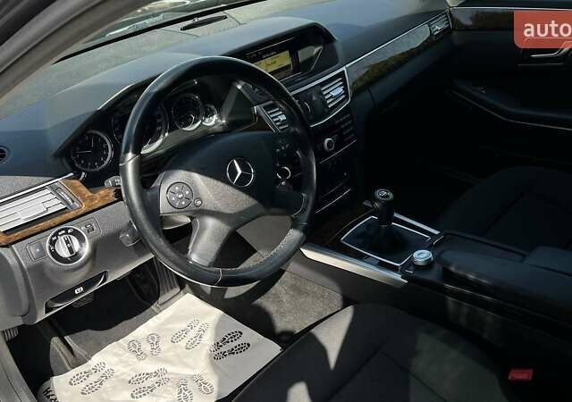 Серый Мерседес Е-Класс, объемом двигателя 2.1 л и пробегом 218 тыс. км за 12500 $, фото 26 на Automoto.ua
