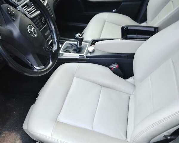 Серый Мерседес Е-Класс, объемом двигателя 2.2 л и пробегом 320 тыс. км за 12700 $, фото 2 на Automoto.ua