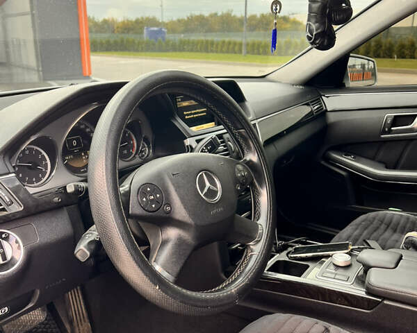 Серый Мерседес Е-Класс, объемом двигателя 2.2 л и пробегом 250 тыс. км за 13500 $, фото 6 на Automoto.ua