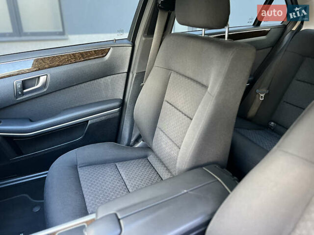 Сірий Мерседес Е-Клас, об'ємом двигуна 2.2 л та пробігом 275 тис. км за 12000 $, фото 64 на Automoto.ua