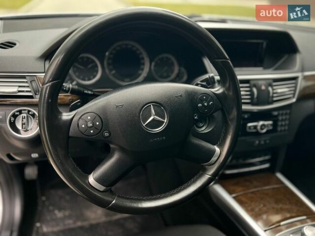 Серый Мерседес Е-Класс, объемом двигателя 2.2 л и пробегом 275 тыс. км за 11100 $, фото 82 на Automoto.ua