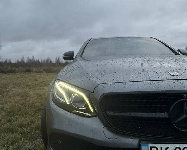 Сірий Мерседес Е-Клас, об'ємом двигуна 1.95 л та пробігом 130 тис. км за 27999 $, фото 3 на Automoto.ua