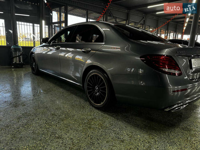 Сірий Мерседес Е-Клас, об'ємом двигуна 1.95 л та пробігом 165 тис. км за 28500 $, фото 3 на Automoto.ua