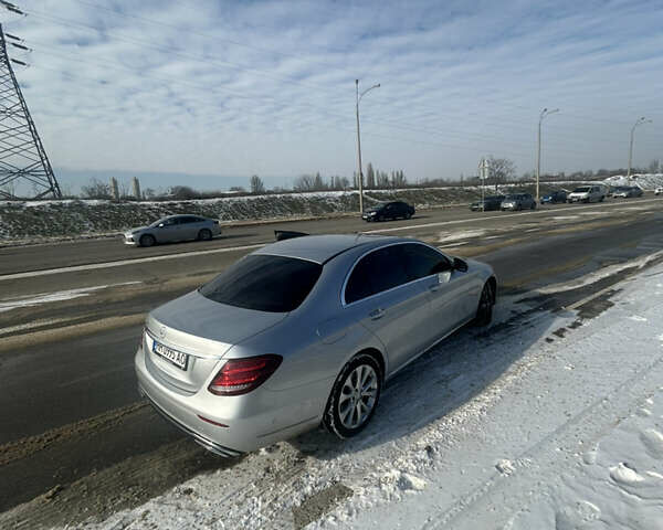 Сірий Мерседес Е-Клас, об'ємом двигуна 1.95 л та пробігом 65 тис. км за 31500 $, фото 4 на Automoto.ua