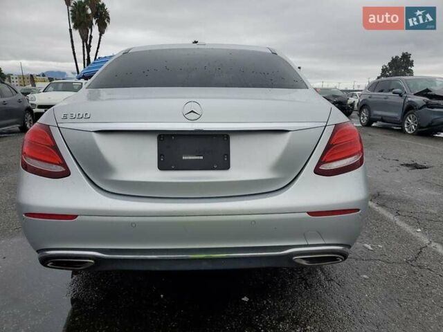 Серый Мерседес Е-Класс, объемом двигателя 2 л и пробегом 133 тыс. км за 6000 $, фото 2 на Automoto.ua