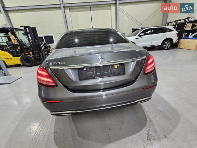 Серый Мерседес Е-Класс, объемом двигателя 2 л и пробегом 149 тыс. км за 20300 $, фото 5 на Automoto.ua