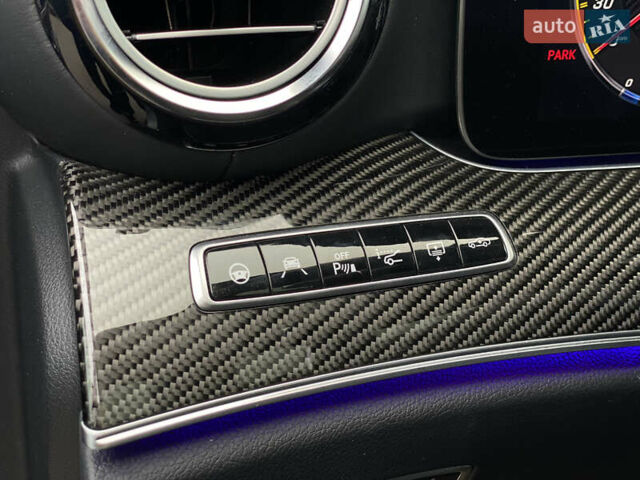 Серый Мерседес Е-Класс, объемом двигателя 3.98 л и пробегом 55 тыс. км за 72990 $, фото 8 на Automoto.ua