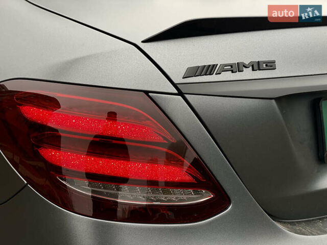 Серый Мерседес Е-Класс, объемом двигателя 3.98 л и пробегом 55 тыс. км за 72990 $, фото 4 на Automoto.ua