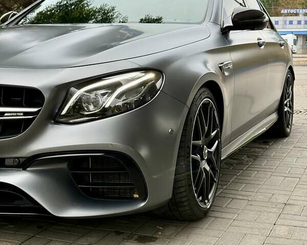 Сірий Мерседес Е-Клас, об'ємом двигуна 3.98 л та пробігом 17 тис. км за 96500 $, фото 5 на Automoto.ua